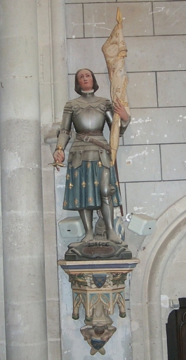Statue sur socle : sainte Jeanne d'Arc