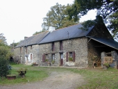 Alignement de trois maisons, Trobert (Renac)