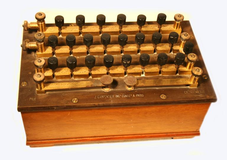 Présentation de la collection d'instruments scientifiques du lycée Émile Zola, Avenue Jean Janvier (Rennes)