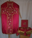 Ornement rouge : chasuble, bourse de corporal, étole, manipule, voile de calice