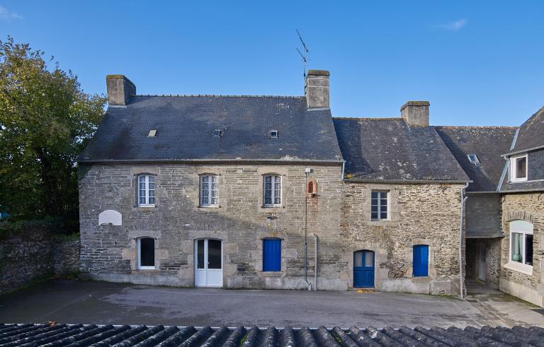 Maison de marchand de toile, place de l'église (Saint-Thélo)