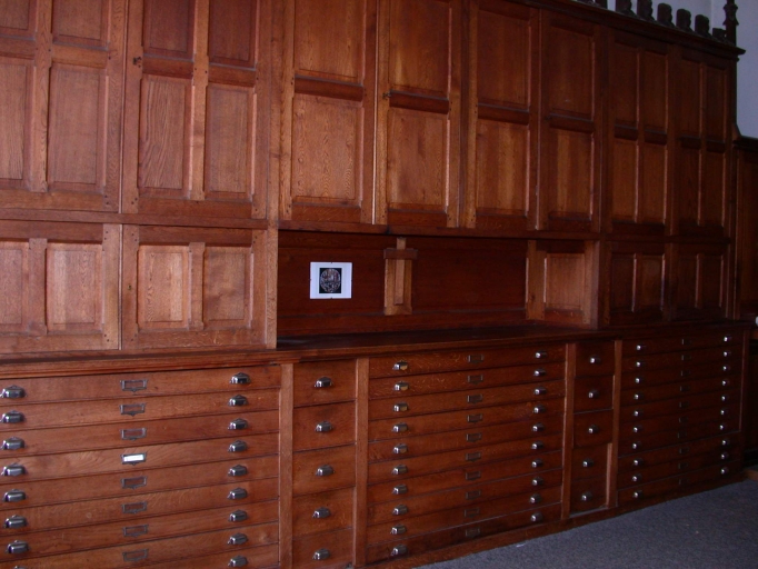 Mobilier de sacristie : chasublier, armoires, bureau