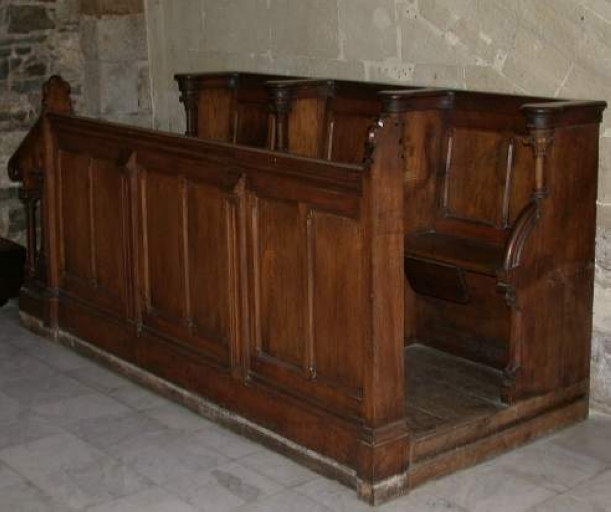 Décor de choeur : 2x2 stalles, paire de bancs de choeur, paire de bancs, lambris de demi-revêtement