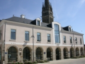Hôtel de ville, actuellement bibliothèque, place Charles de Gaulle (La Guerche-de-Bretagne)