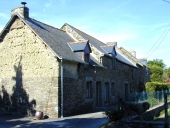 Alignement de maisons et de fermes, le Tertrais (Meillac)