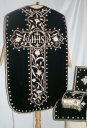 Ornement noir 2 : chasuble, étole, manipule, voile de calice, bourse de corporal