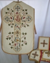 Ornement blanc 2 : chasuble, bourse du corporal, étole, manipule, voile du calice