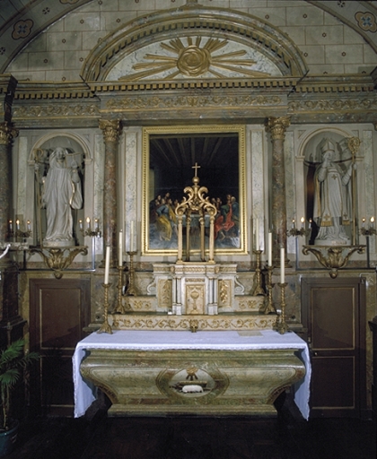 Ensemble du maître-autel : autel, 2 gradins, tabernacle, retable, 3 degrés d'autel