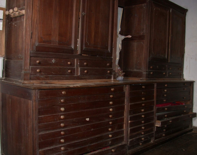 Meubles de sacristie : chasublier, 2 armoires
