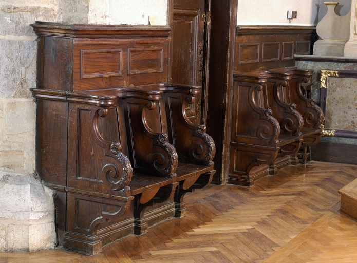 Décor de choeur : 9 stalles, lambris de demi-revêtement