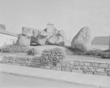 Monument dit le Rocher du Souvenir, place Sainte-Anne (Trégastel)