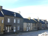 Alignement de cinq maisons, rue de l'Abbé Chapdeleine (Meillac)