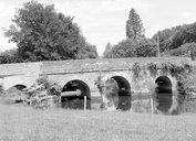 Pont sur l'Yvel, rue du Pont (Loyat)