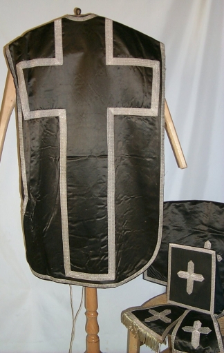 Ornement noir 2 : chasuble, étole, manipule, bourse du corporal, voile du calice