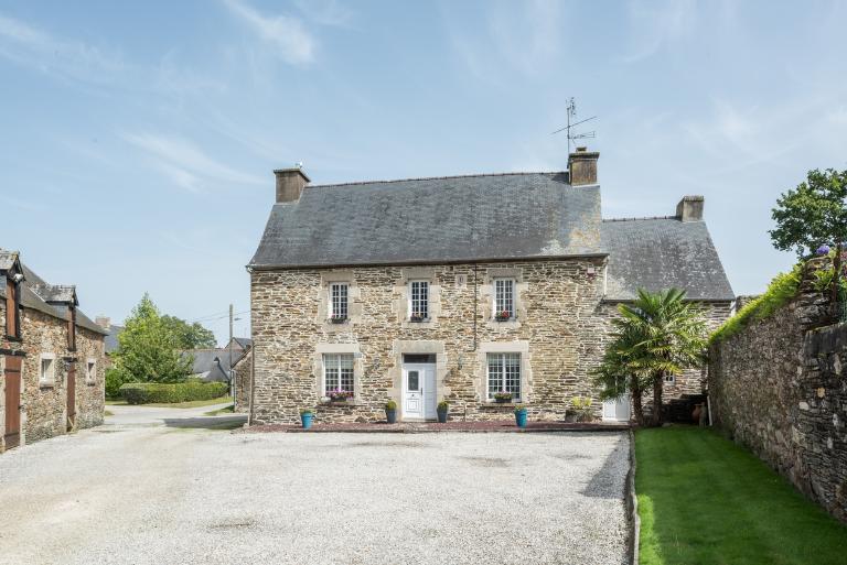 Maison de marchand de toiles, 2 rue des Promenades (Le Quillio)