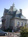 L'hôtel de ville, la poste, les écoles, tribunaux et établissements administratifs communaux sur la commune de Perros-Guirec