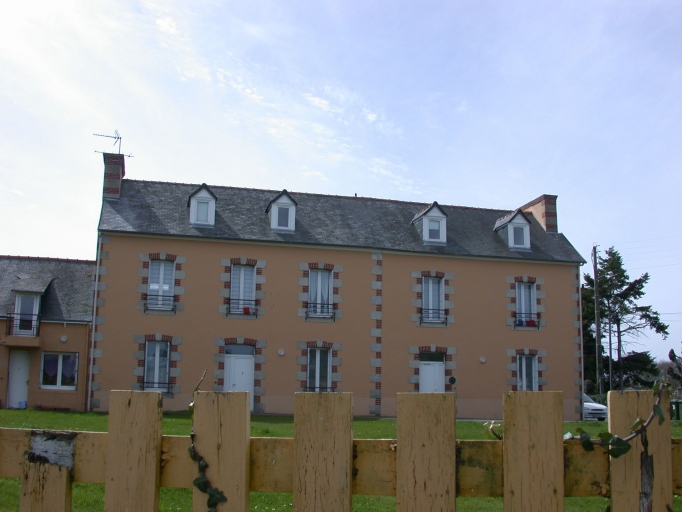 Ancien Hôtel de voyageurs dit Hôtel Continental, actuellement maison, rue de la République ; allée du Stade (Etables-sur-Mer fusionnée en Binic-Etables-sur-Mer en 2016)