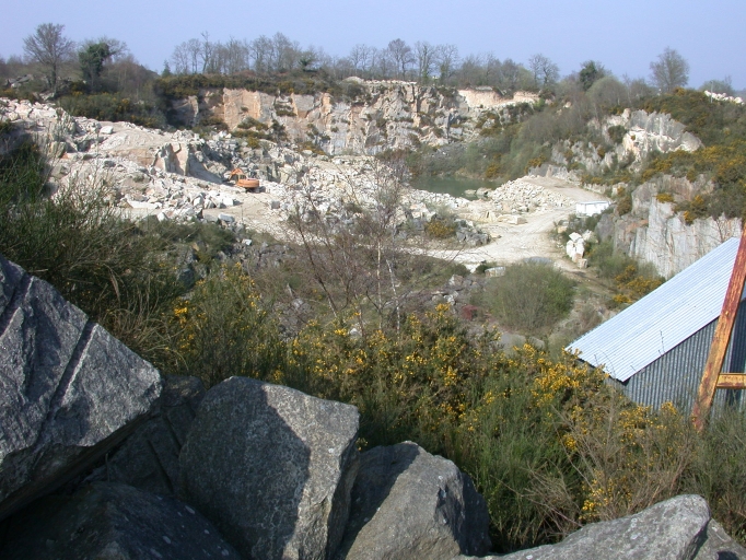 Carrière de granite du Houx dite Richard, puis carrière de granite et usine de taille de matériaux de construction Cocheril, puis Société Pléven-Gicquel, actuellement GraniBat, les Houx (Languédias)