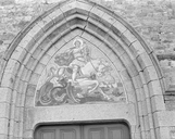 Tympan (décor d'élévation extérieure) : Saint Georges terrassant le dragon, église paroissiale Saint-Georges (Châtillon-en-Vendelais)