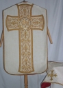 Ornement blanc 1 : chasuble, voile de calice, bourse de corporal