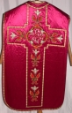 Ornement rouge 5 : chasuble, bourse de corporal, étole, manipule, voile de calice
