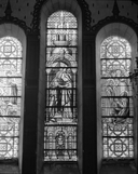 Verrières (5) (verrière à personnages, grisaille décorative) : Visitation, Annonciation, Purification de la Vierge (baies 0 à 4), prieuré de bénédictins, église paroissiale Notre-Dame-du-Roc (Montautour)