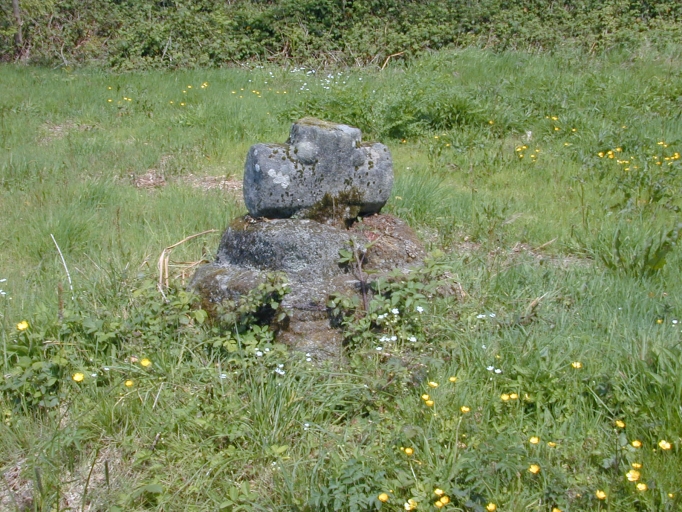 Croix de chemin, voie communale 107 ; voie communale 5, l'Epine du Rehée (Meillac)