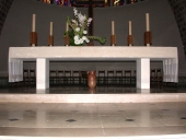 Ensemble du maître-autel et des deux autels secondaires