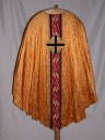 Ornement doré 1 : chasuble, bourse de corporal, étole, voile de calice