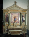 Ensemble de l'autel secondaire sud (2 degrés, autel, retable, tabernacle, 2 gradins)