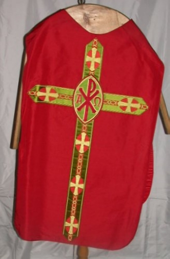 Ornement rouge 1 : chasuble, bourse de corporal, étole, manipule