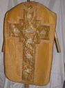 Ornement doré 2 : chasuble, manipule, voile de calice