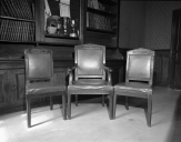 Ensemble d'un fauteuil et de 16 chaises du Conseil Municipal