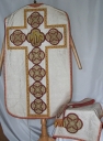 Ornement blanc 3 : chasuble, étole, voile de calice