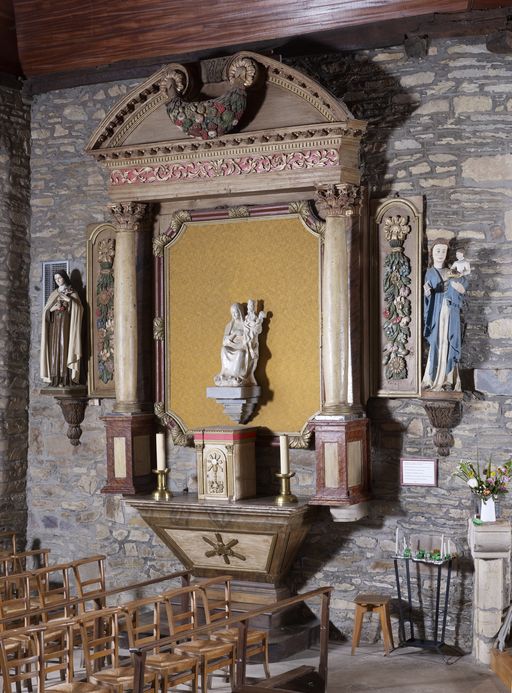 Ensemble de l'autel secondaire nord : autel, retable, tabernacle, tableau d'autel, gradins d'autel, église Saint-Hervé (Caro)
