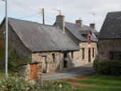 Alignement de maisons de ferme, le Cap (Bais)