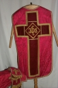 Ornement rouge 1 : chasuble, voile de calice, étole, manipule, bourse de corporal