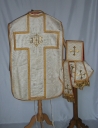 Ornement blanc 2 : chasuble, bourse de corporal, étole, manipule, voile de calice