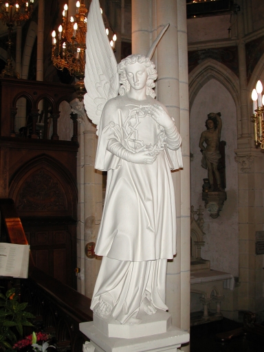 Paire de statues sur socle : Anges portant les instruments de la Passion