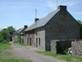 Alignement de maisons, le Pertuis Néanti (Paimpont)