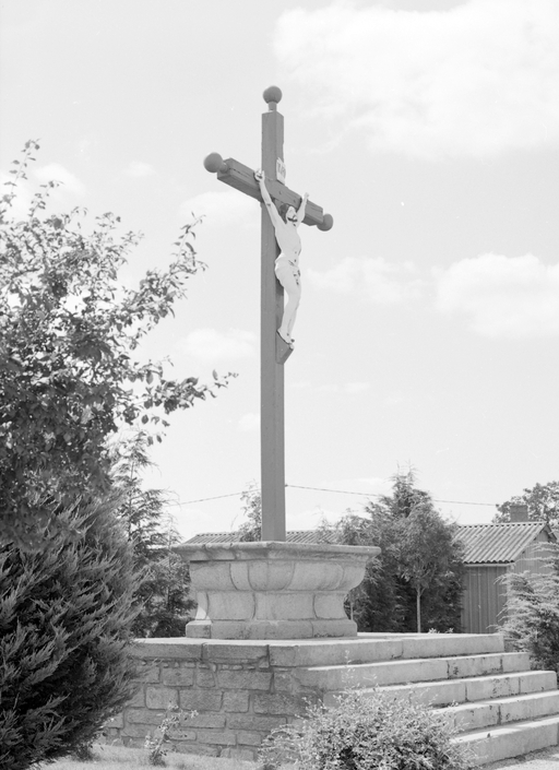 Croix monumentale, face à la mairie (Loyat)