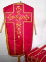 Ornement rouge 3 : chasuble, étole, manipule, voile de calice