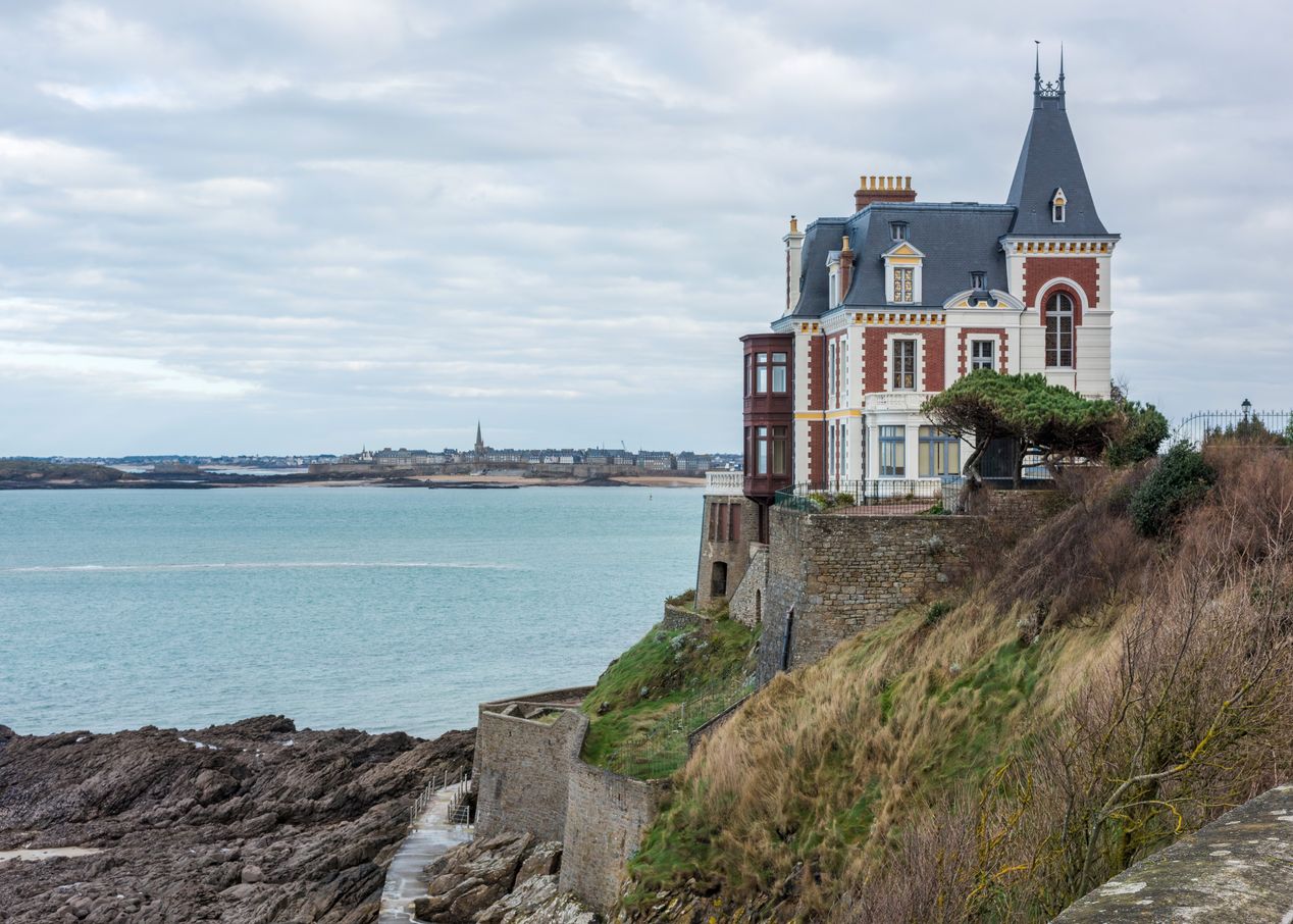 Maison de villégiature balnéaire dite Les Roches Brunes, 1 allée des Douaniers (Dinard)