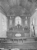 Autel (maître-autel), retable (retable architecturé), armoire aux saintes huiles (meuble de rangement pour objets liturgiques), gradins d'autel (2), relief