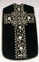 Ornement noir 2 : chasuble, bourse de corporal, étole, manipule, voile de calice