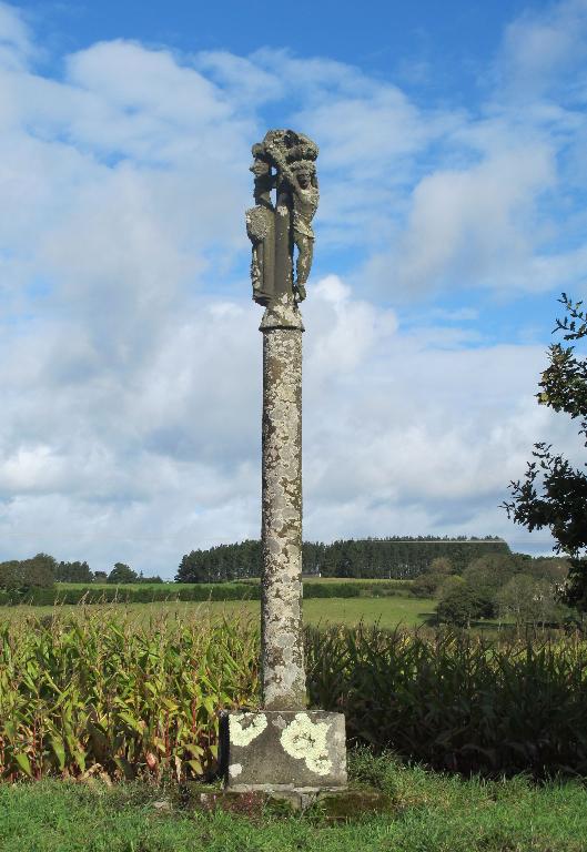 Croix monumentale de Hélléouët, Hélléouët Bras (Hôpital-Camfrout)