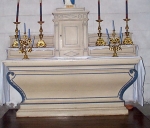 Ensemble de l'autel secondaire : autel, tabernacle, 2 gradins, degré