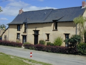 Alignement de maisons, la Potinière (Montreuil-le-Gast)