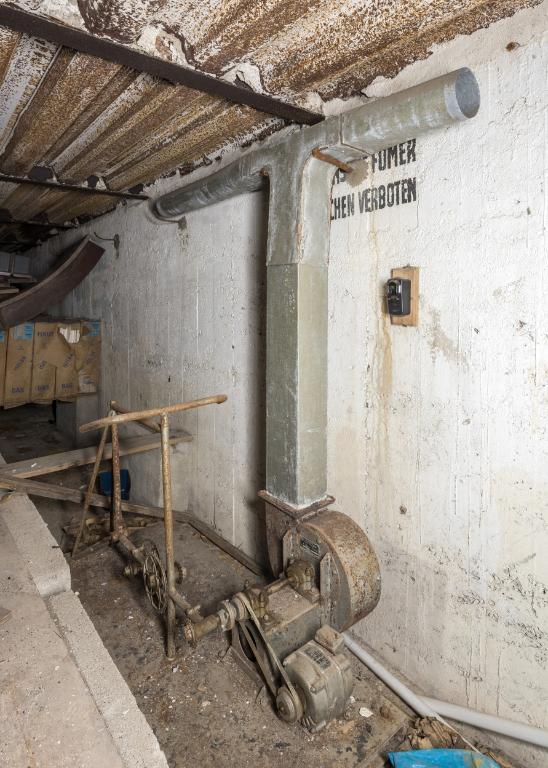 Bunker - abri antiaérien de la Défense passive situé sous les Halles de Merville, avenue Anatole France (Lorient)