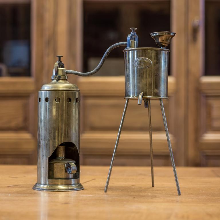 Présentation de la collection d'instruments scientifiques du lycée Émile Zola, Avenue Jean Janvier (Rennes)